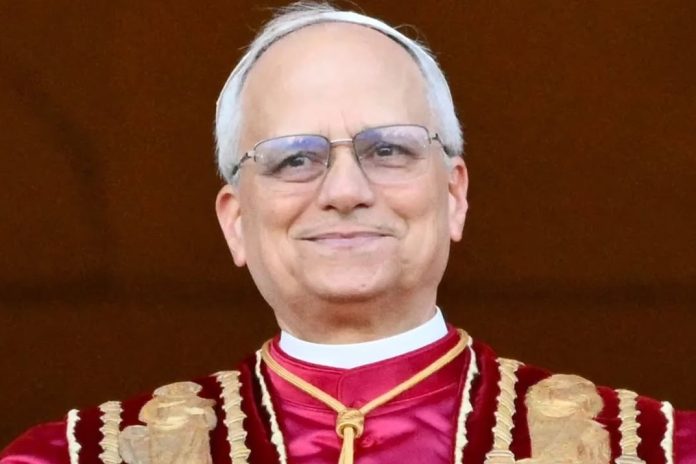 León XIV rinde homenaje a Francisco y llama a la paz en su primera aparición como papa